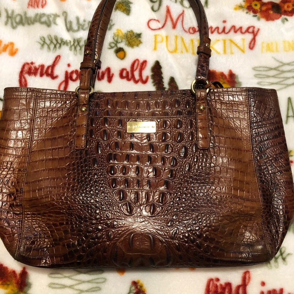 Brahmin purse. Pecan color. Not sure of style .A classic 🤎